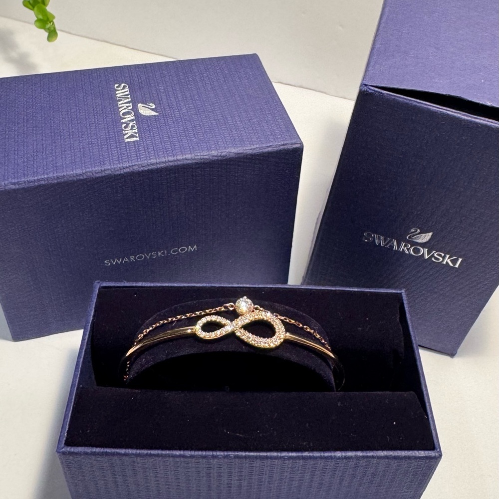 Swarovski Rose Gold Infinity Loop Bangle Bracelet NWT Size Medium - Picture 14 of 16